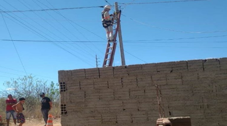 familias pobres ficam sem energia eletrica apos acao da energisa que retira postes e fios de comunidade em patos video