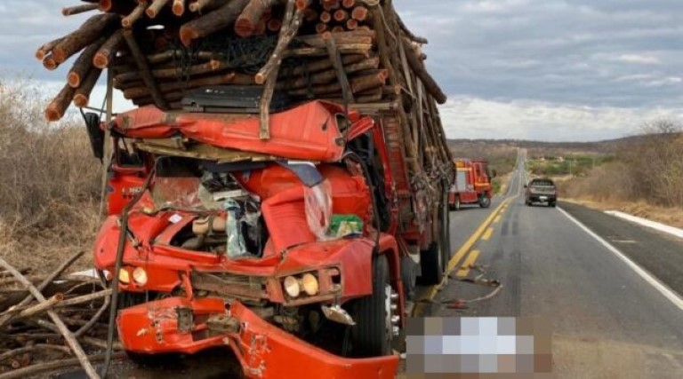 Homem morre em acidente envolvendo dois caminhões em Pombal 1 homem morre em acidente envolvendo dois caminhoes em pombal