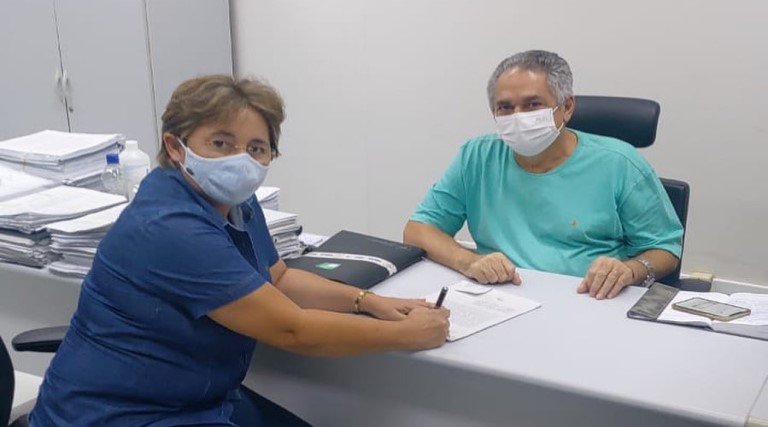 prefeita-leninha-romao-assina-aditivo-de-prazos-das-adutoras-de-areias-cafundo-e-canada