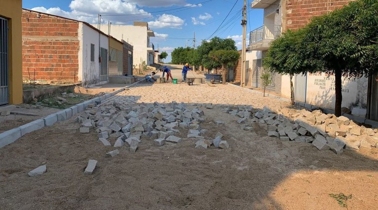 fotos-prefeitura-de-uirauna-intensifica-pavimentacao-de-rua-e-populacao-agradece