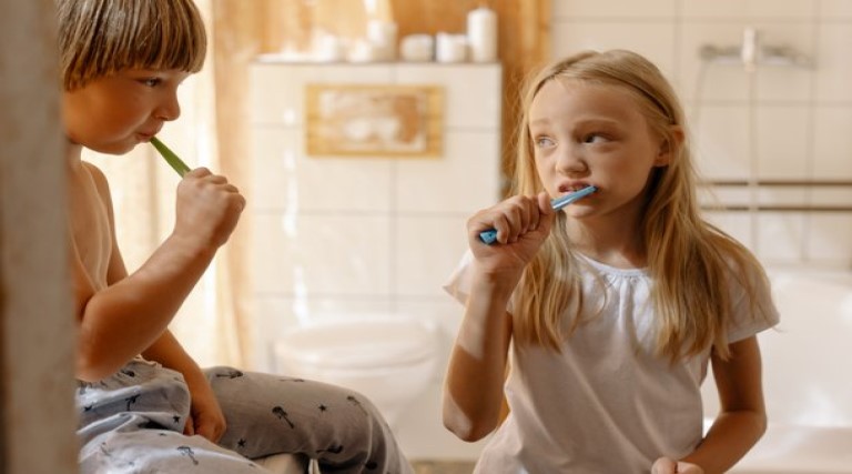 quais os riscos de dormir sem escovar os dentes