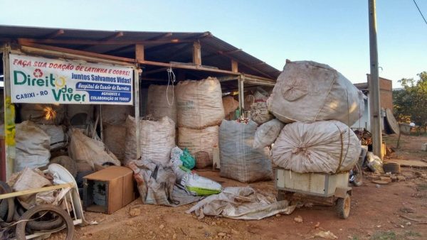 Vigia doa R$ 141 mil para hospital do câncer de RO juntando latinhas 4 vigia latinhas galpao e1634131610123