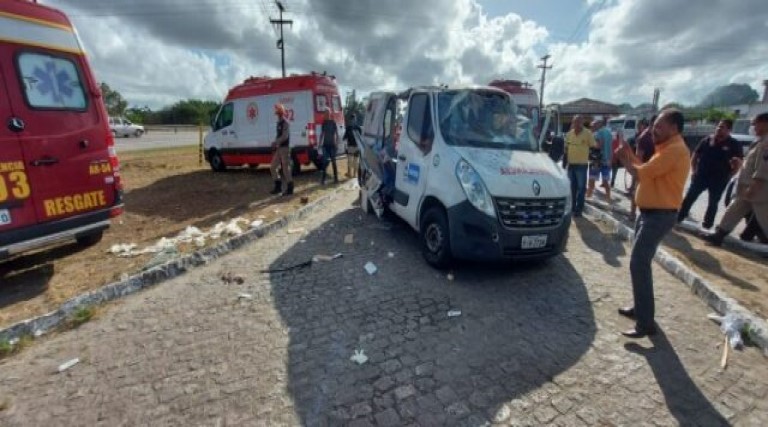 Ambulância de Patos capota em Santa Rita e três pacientes e motorista ficam 1 016e4b870281ed9bef1a7f35d0862be7 640x288 1