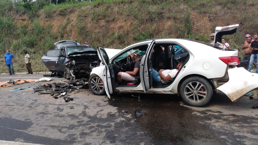 4 pessoas morrem em acidente brutal após baterem de frente contra outro carro