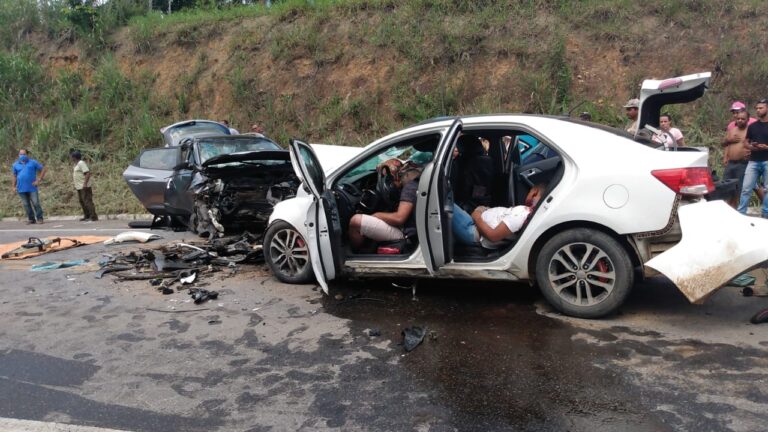 4 pessoas morrem em acidente brutal após baterem de frente contra outro carro