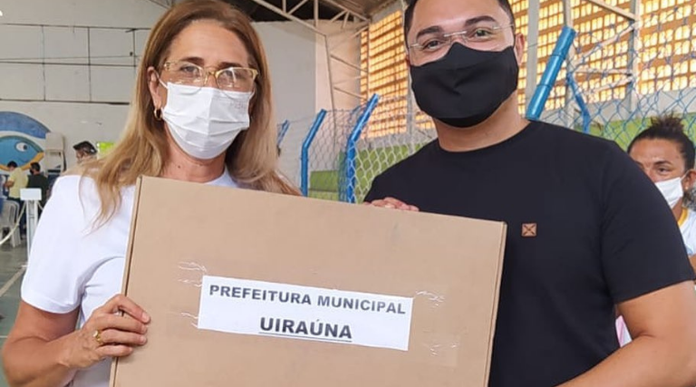 prefeitura-de-uirauna-entrega-notebook-a-coordenacao-de-imunizacao