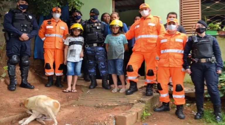 Bombeiros fazem festa surpresa para menino sem condições em MG 1 bombeiros fazem festa surpresa para menino sem condicoes em mg