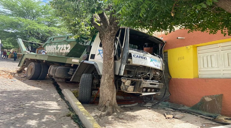 caminhao desgovernado atinge duas casas em juazeiro do norte