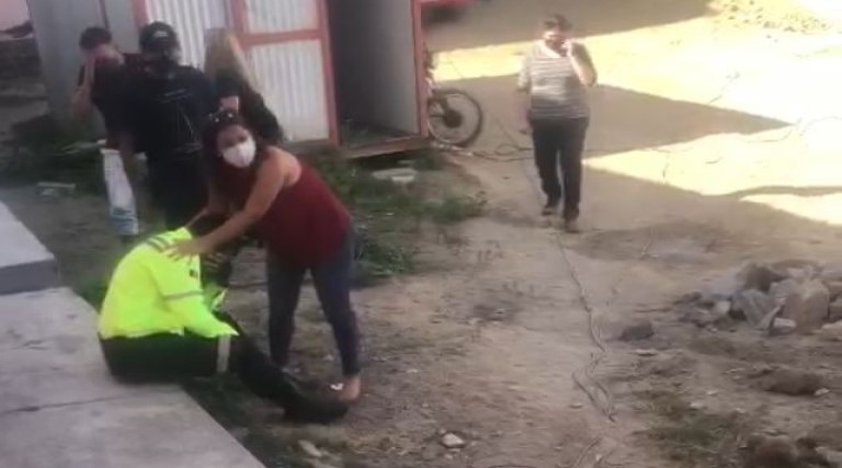 Vídeo: Agente de trânsito descobre morte do pai ao atender ocorrência de acidente, na Paraíba. 1 video agente de transito descobre morte do pai ao atender ocorrencia de acidente na paraiba