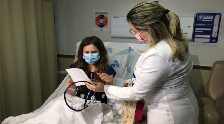 apos-14-dias-internada-menina-de-11-anos-ganha-jaleco-e-estetoscopio-e-vira-medica-por-um-dia