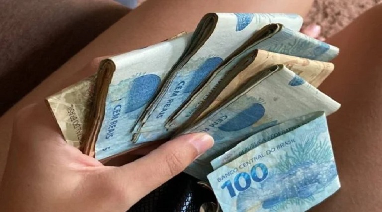 Estudante acha R$ 5 mil em ônibus e devolve à dona: “Empatia” 1 estudante acha r 5 mil em onibus e devolve a dona empatia