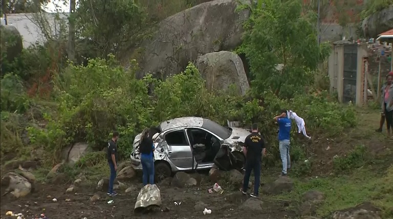 Família que vinha de festa de casamento sofre acidente de carro, no Agreste da Paraíba 1 familia que vinha de festa de casamento sofre acidente de carro no agreste da paraiba