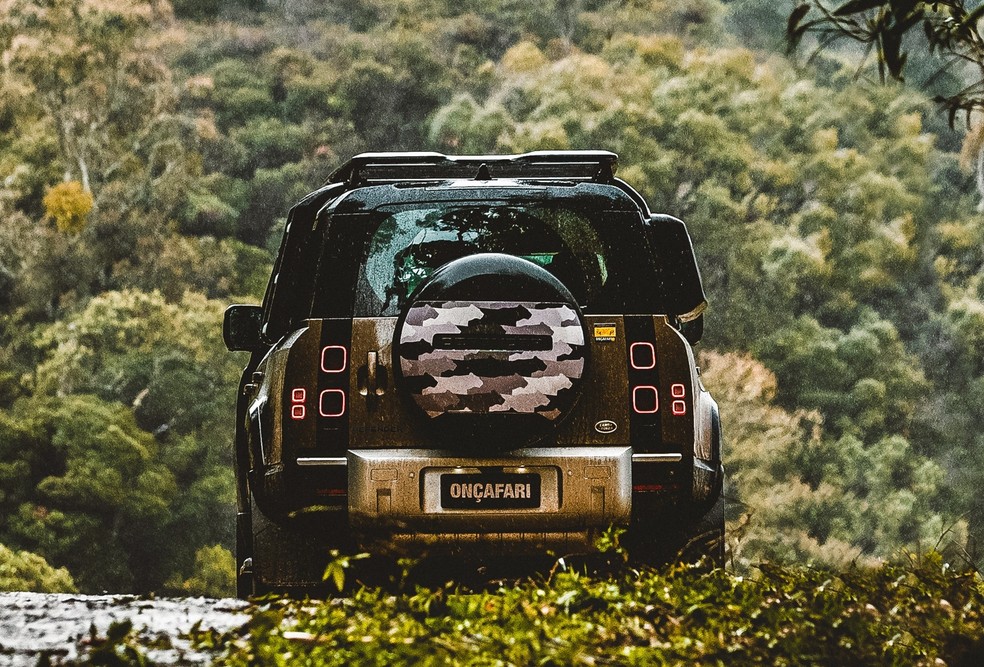 Land Rover lança Defender inspirado no Pantanal; cada comprador terá a "sua onça" 2 land rover defender 110 oncafari 2022 visao traseira 29
