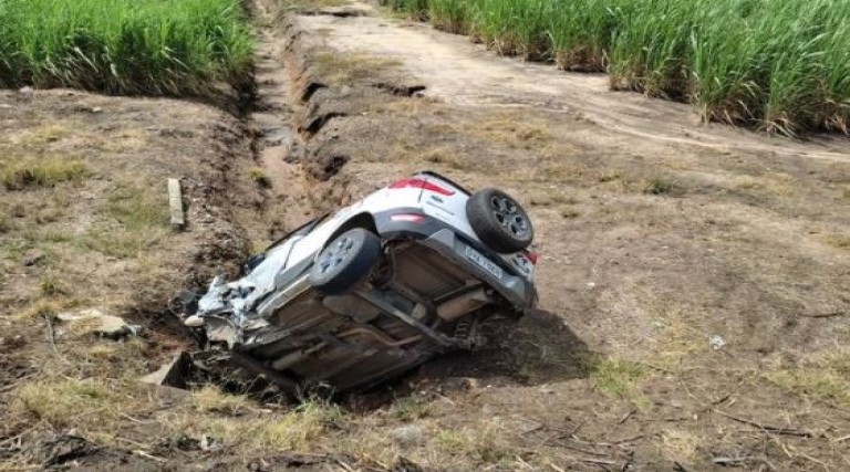 Cinco pessoas ficam feridas após carro capotar e cair em ribanceira 1 Cinco pessoas ficam feridas apos carro capotar e cair em ribanceira