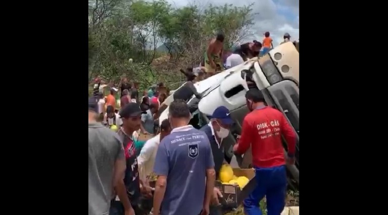 Vídeo: Caminhão tomba em rodovia e carga de melões é saqueada no Sertão da Paraíba 1 caminhao tomba em rodovia e carga de meloes e saqueada no sertao da paraiba