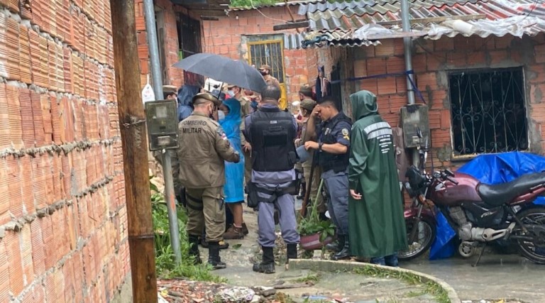 Criança e mulher morrem soterradas durante desabamento de casas em Manaus 1 crianca e mulher morrem soterradas durante desabamento de casas em manaus