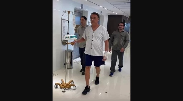 Michelle publica foto de Bolsonaro caminhando em corredor de hospital 1 michelle publica foto de bolsonaro caminhando em corredor de hospital