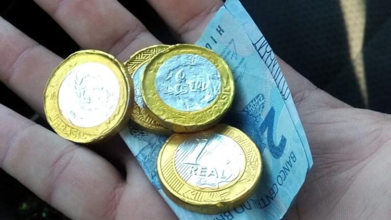 Motorista é enganado e recebe quatro moedas de chocolate como pagamento após corrida