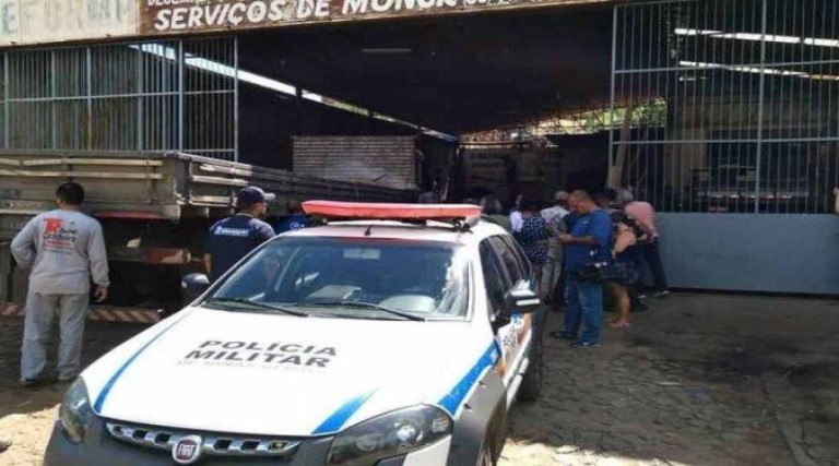 Pneu de caminhão explode e mata dois homens em oficina 1 motorista sem o braco esquerdo e multado por mao para fora do carro 1