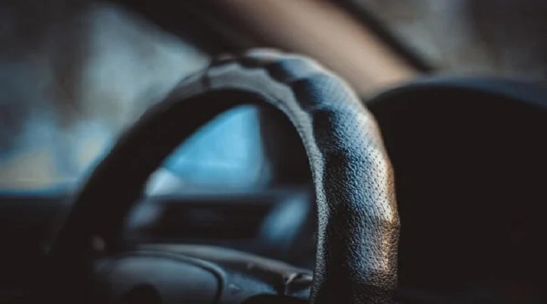 Motorista sem o braço esquerdo é multado por mão para fora do carro 1 motorista sem o braco esquerdo e multado por mao para fora do carro