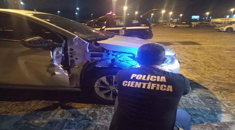Polícia faz perícia em carro que pode estar envolvido em acidente que matou servidor público na PB 1 policia faz pericia em carro que pode estar envolvido em acidente que matou servidor publico na pb