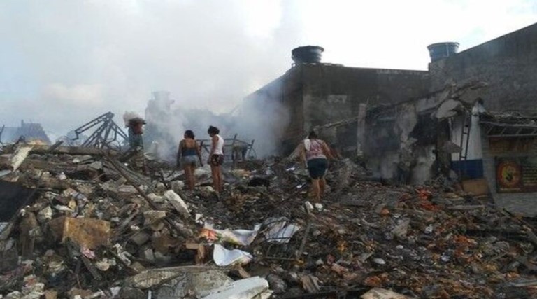 populares reviram escombros de supermercado incendiado em joao pessoa em busca de alimentos