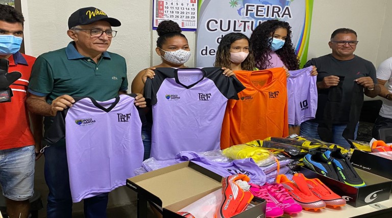 prefeito itamar moreira entrega material esportivo para equipe feminina de futebol