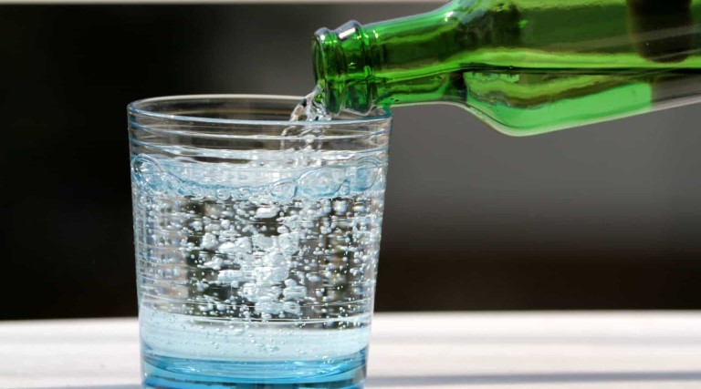 quatro beneficios surpreendentes de beber agua com gas comece ja
