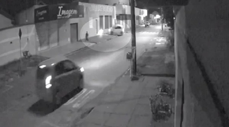 Vídeo: homem escapa por pouco de ser atropelado por carro desgovernado 1 video homem escapa por pouco de ser atropelado por carro desgovernado