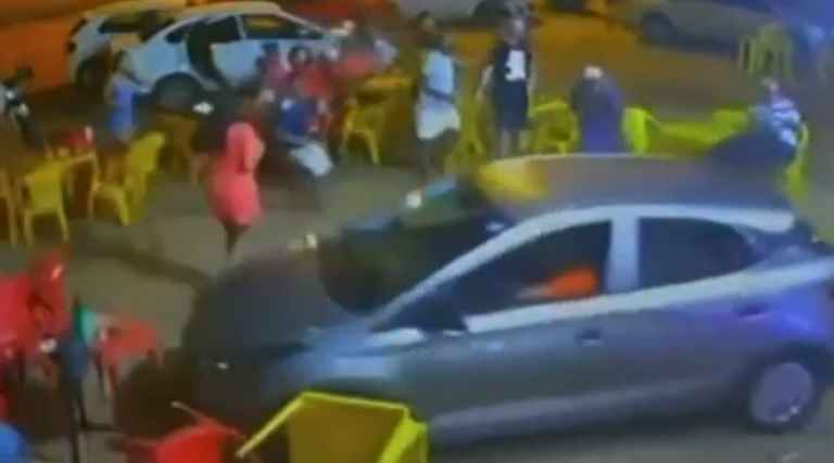video veja o momento em que motorista drogado sai atropelando varias pessoas em distribuidora