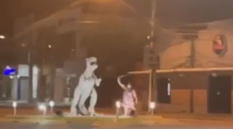 VÍDEO: Mulher é flagrada danificando estátua de dinossauro em Sousa; prefeitura diz que agressora tem problemas mentais e não será culpada 1 agressao a dinossauro em sousa min