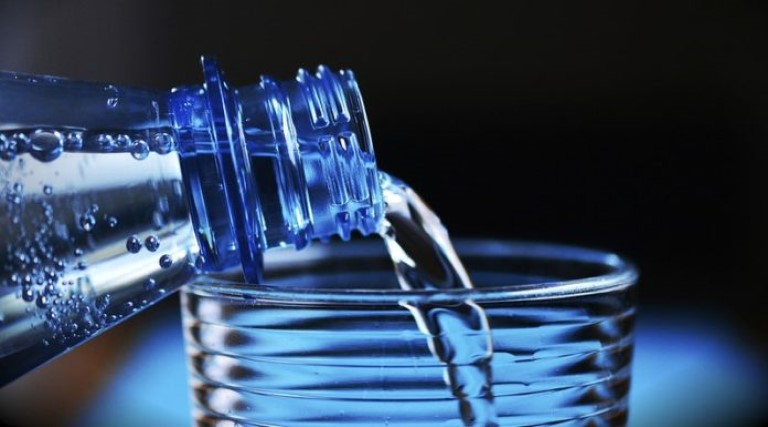 cientistas-alertam-sobre-os-riscos-de-reutilizar-garrafas-plasticas-para-beber-agua
