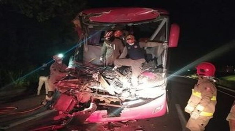 Duas pessoas morrem e pelo menos 14 ficam feridas em acidente envolvendo ônibus e carreta na Paraíba 1 duas pessoas morrem e pelo menos 14 ficam feridas em acidente envolvendo onibus e carreta na paraiba