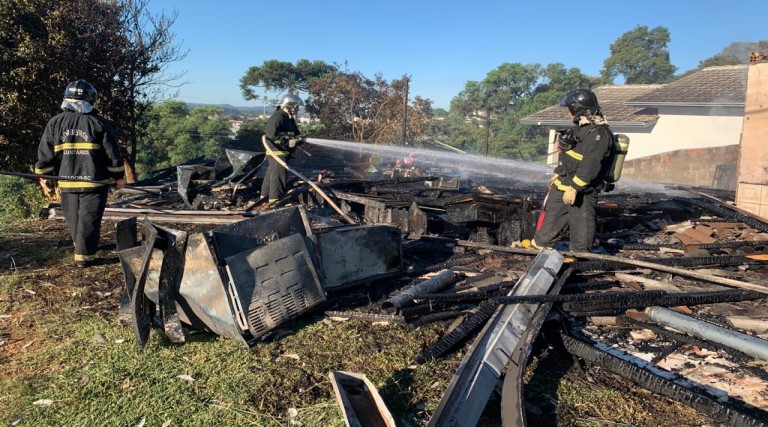 Vídeo:Motoboy de SC entra em residência em chamas para salvar 2 crianças que estavam presas 1 fotos razoes motoboy salva 2 criancas incendio 1 min