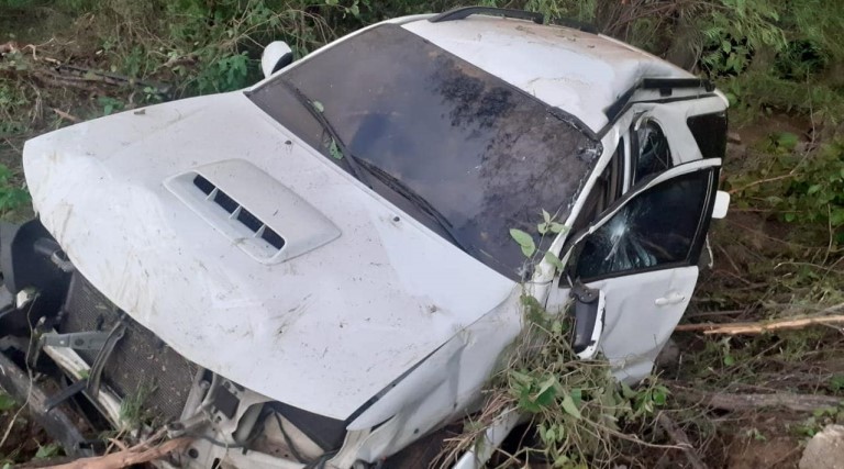 prefeito sofre acidente e carro cai em barranco