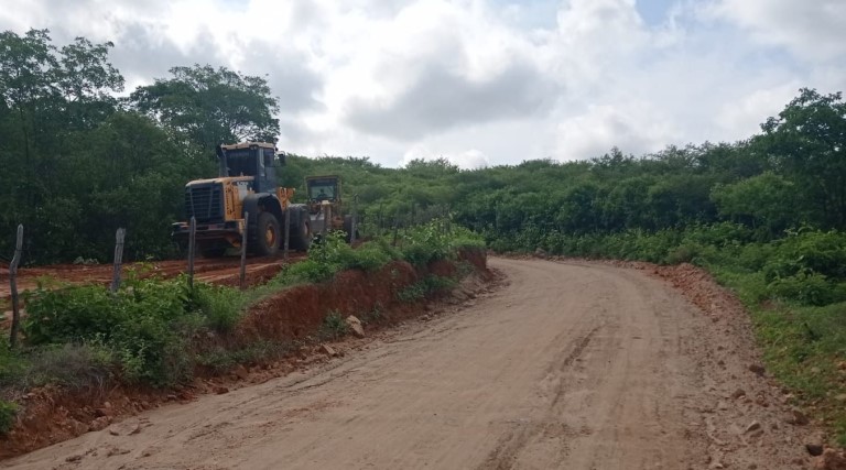 secretaria-de-infraestrutura-de-uirauna-realiza-desvio-para-iniciar-construcao-do-calcamento-no-sitio-moca-branca
