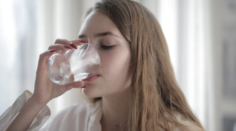 confira-5-sinais-de-que-voce-esta-bebendo-agua-de-forma-errada