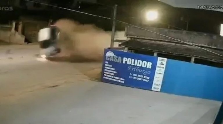 Vídeo. Homem capota com o carro, é arremessado e sai andando 1 Carro capota em Friburgo e vitima sai andando RJ 1 600x400 1