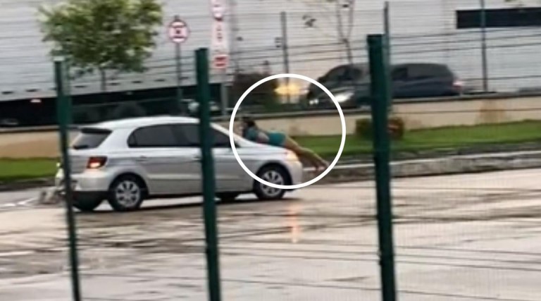 mulher se agarra a carro em movimento apos flagrar traicao de companheiro veja video