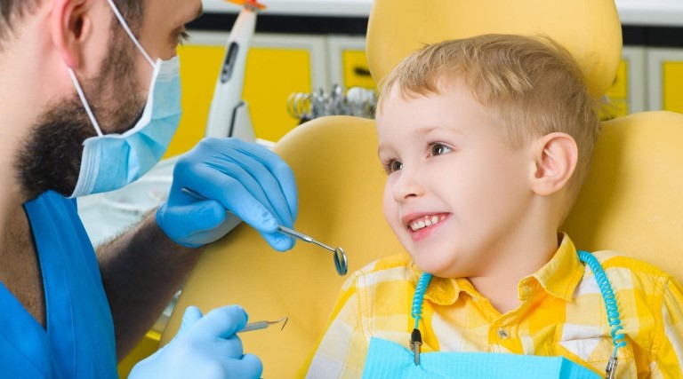 saiba como tornar menos traumatica a primeira ida das criancas ao dentista