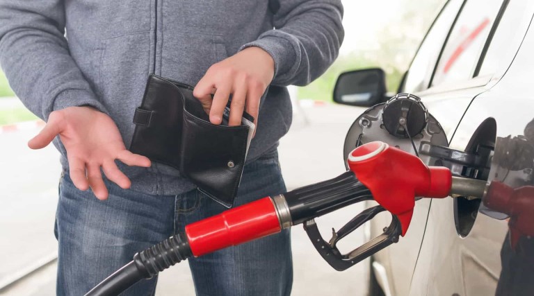 veja quando compensa abastecer o carro com gasolina ou alcool