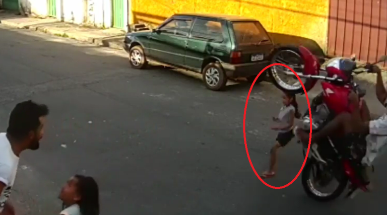 Vídeo: veja momento em que motociclista atropela criança enquanto empinava moto 1 video veja momento em que vagabundo atropela crianca enquanto empinava moto