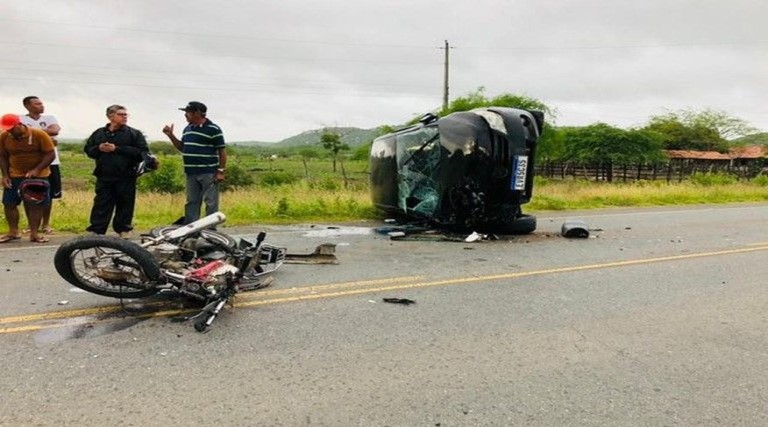 colisao entre moto e carro deixa dois adolescentes mortos em rodovia da paraiba