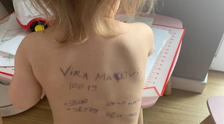 mae ucraniana escreve dados pessoais nas costas da filha de dois anos por medo de perder a menina na guerra