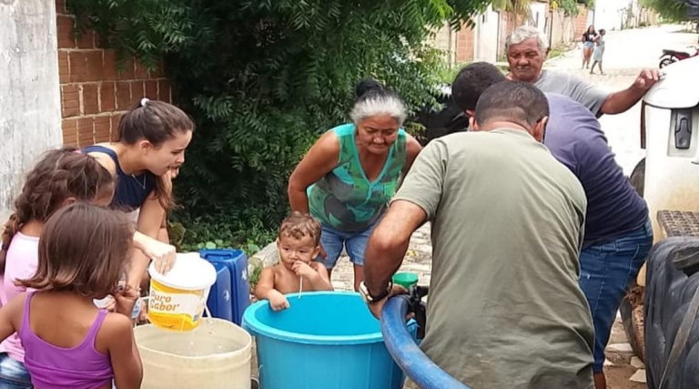 prefeitura municipal de uirauna realiza abastecimento de agua no conjunto frei damiao a pedido da populacao
