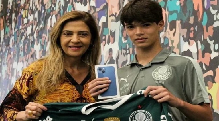 Presidente do Palmeiras dá celular para garoto após tapa de Calleri 1 presidente do palmeiras da celular para garoto apos tapa de calleri