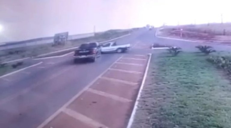 Casal de idosos morre após ter carro atingido por caminhonete; vídeo 1 Casal de idosos morre apos ter picape atingida por caminhonete em acidente na BR 070 em Itaberai Goias 600x400 1