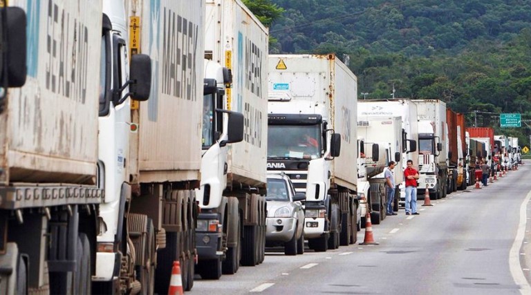 Apoio a Bolsonaro divide caminhoneiros e bloqueia manifestações 1 apoio a bolsonaro divide caminhoneiros e bloqueia manifestacoes