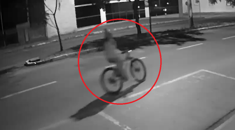 ciclista perde o controle cai e acaba esmagada por carro veja video