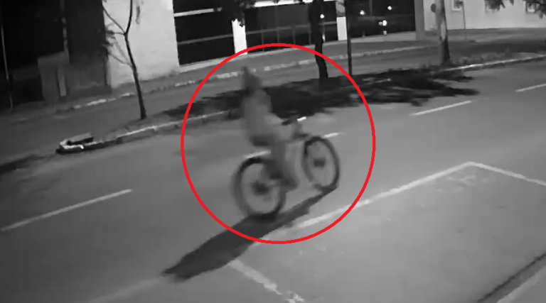 Ciclista perde o controle, cai e acaba esmagada por carro; Veja vídeo 1 ciclista perde o controle cai e acaba esmagada por carro veja video